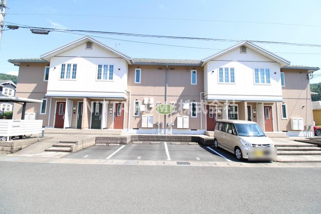 建物外観　コンビニやスーパーなどが徒歩圏内にあって便利です◎