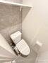 トイレ　人気アイテムの温水洗浄便座。清潔感のあるトイレです。