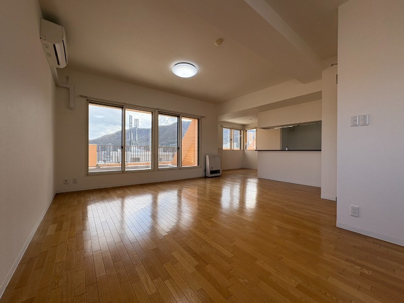 居室・リビング　木目のフローリングは落ち着きのある印象のお部屋になりますね。