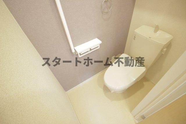 トイレ　落ち着いた色調のトイレです