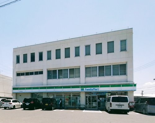 コンビニ　ファミリーマート（コンビニ）まで809m
