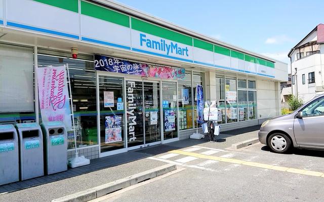 コンビニ　ファミリーマート小浦忠岡北店（コンビニ）まで664m