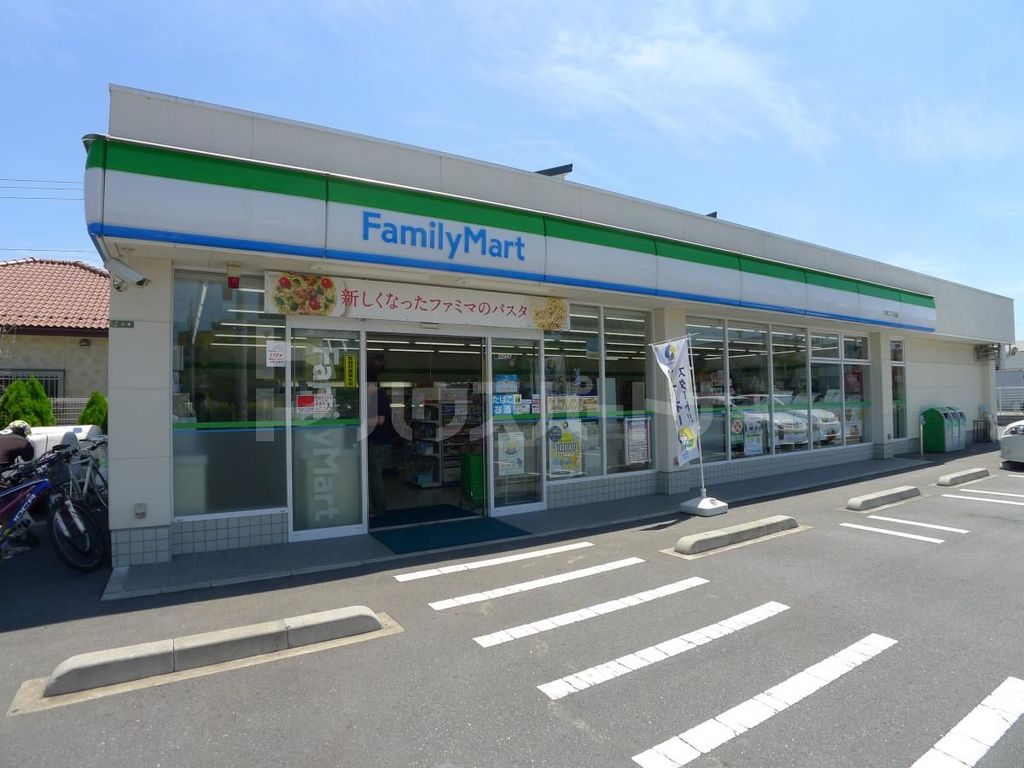コンビニ　ファミリーマート六木二丁目店（コンビニ）まで220m