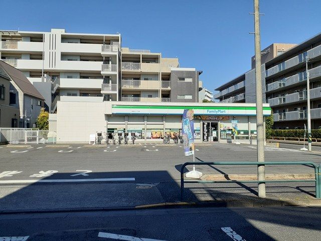 コンビニ　ファミリーマート西新井三丁目店（コンビニ）まで220m
