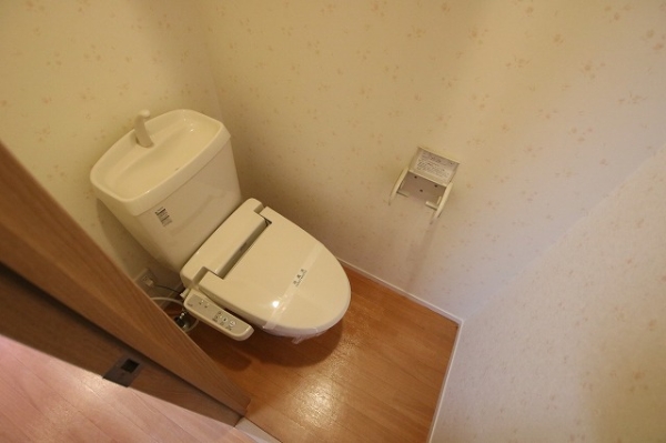 トイレ　温水シャワー付きトイレでいつでも快適です。