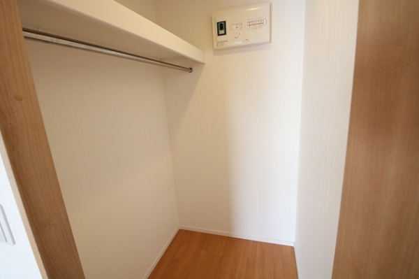 収納　大人気設備のウォークインクローゼット　衣類や小物など大量収納