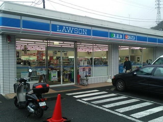 コンビニ　ローソン西鎌倉二丁目店（コンビニ）まで910m