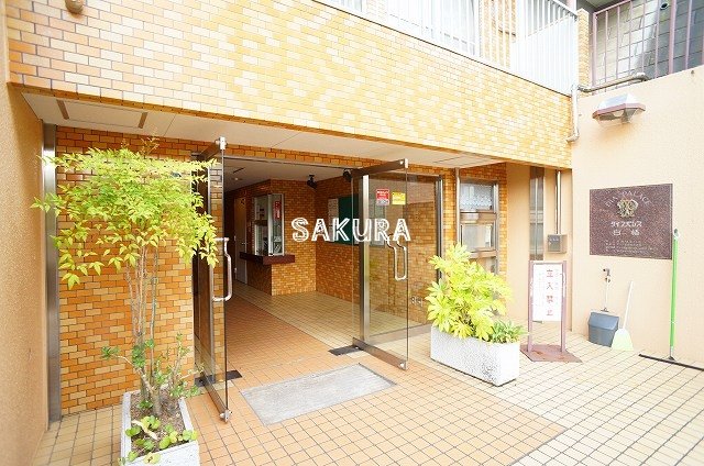 エントランス　重厚感のある建物デザイン♪