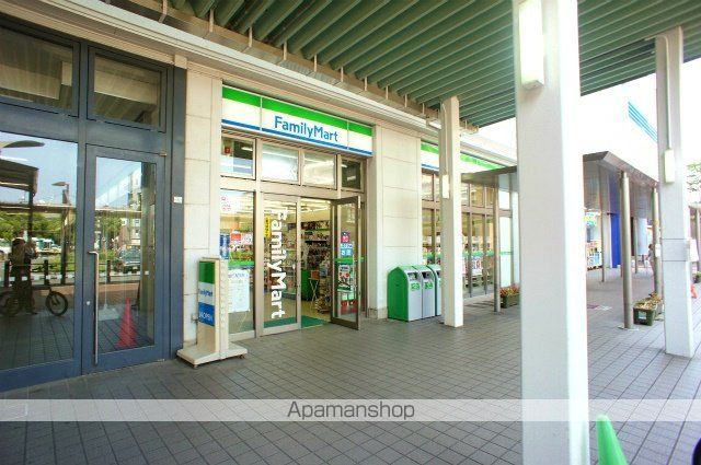 コンビニ　ファミリーマート（コンビニ）まで140m