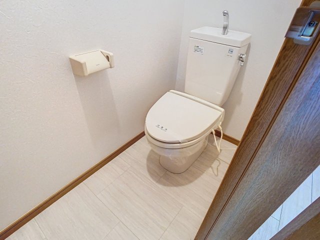 トイレ　掲載写真は空室の別部屋を掲載しております。実際のお部屋と仕様