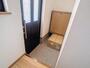 玄関　掲載写真は空室の別部屋を掲載しております。実際のお部屋と仕様