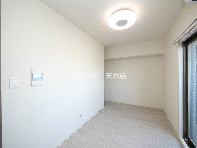 プレサンス東三国エンブレイスの居間写真