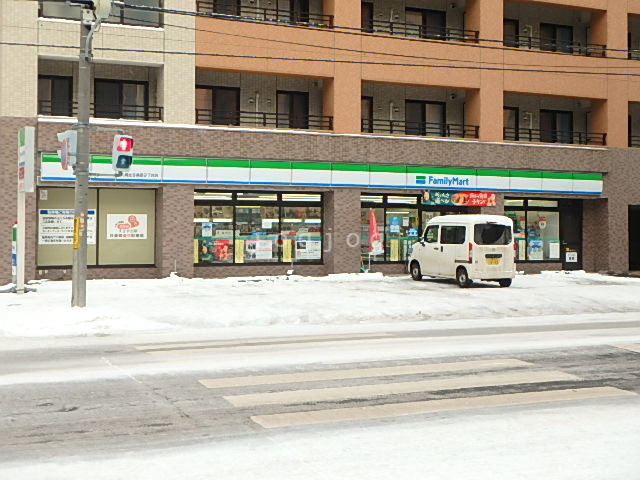 コンビニ　ファミリーマート札幌北9条西2丁目店（コンビニ）まで158m