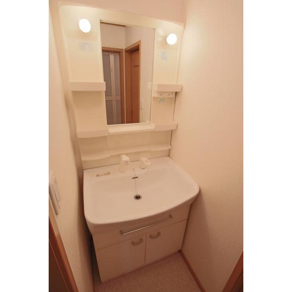 洗面設備　同じ階のお部屋です。