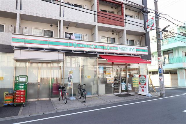コンビニ　ローソンストア１００（コンビニ）まで95m