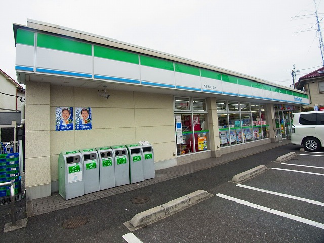 コンビニ　ファミリーマート 西伊興四丁目店（コンビニ）まで694m