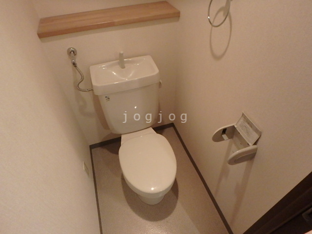トイレ　嬉しい温水洗浄便座付きのトイレです。