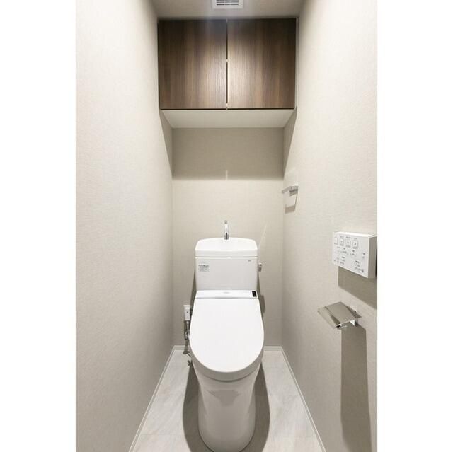 トイレ　落ち着いた色調のトイレです