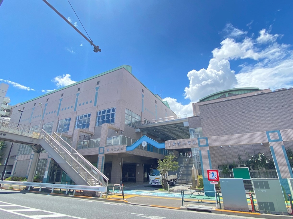 小学校　足立区立千寿桜小学校（小学校）まで389m