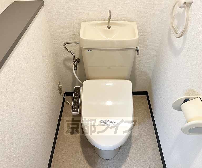 トイレ　ウォシュレット付が嬉しいですね。