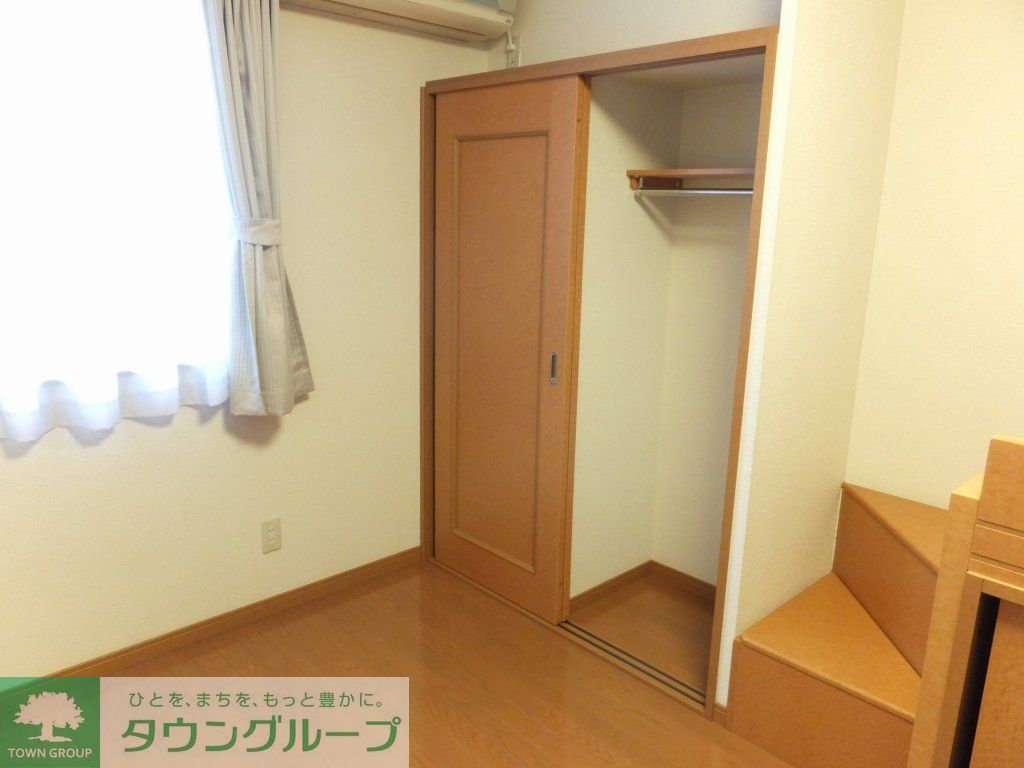 その他部屋・スペース　1階はフローリング、2階はじゅうたんです。