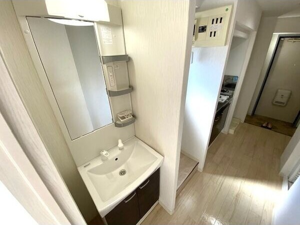 洗面設備　※写真は同じマンションの違う部屋のものになります。