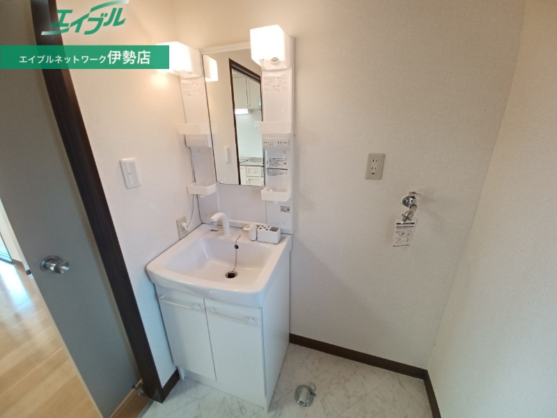 洗面設備　同型参考写真です