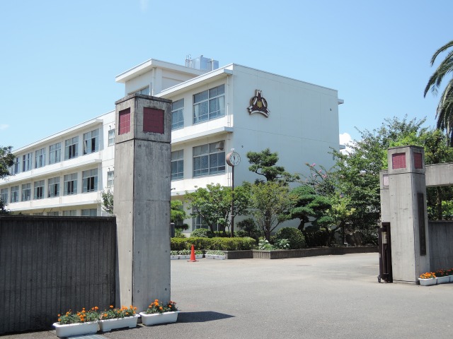 中学校　静岡市立大里中学校（中学校）まで832m