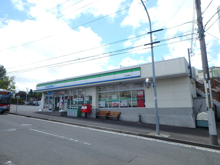 コンビニ　ファミリーマート西八朔町店（コンビニ）まで855m
