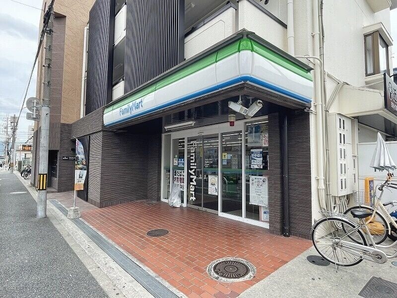 コンビニ　ファミリーマート東大阪近江堂店（コンビニ）まで32m