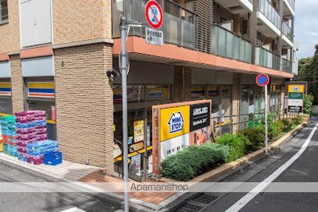 コンビニ　ミニストップ南青山４丁目店（コンビニ）まで665m