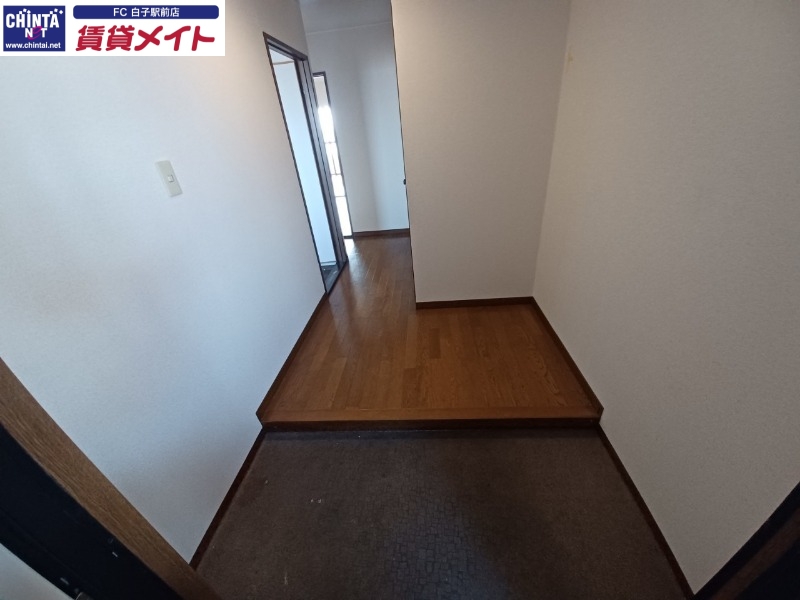 玄関　同物件別部屋写真