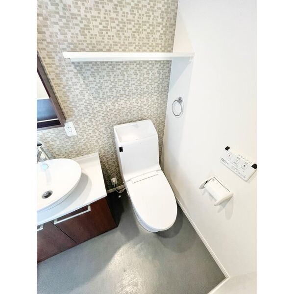 地下鉄東山線 今池駅 徒歩1分 2階建 築13年のトイレ写真