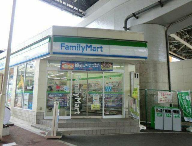 コンビニ　ファミリーマート江田駅前店（コンビニ）まで175m