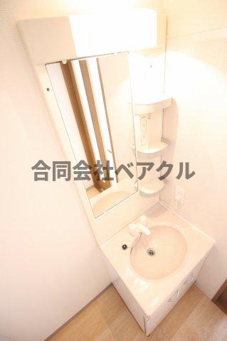 洗面設備　独立洗面台、小物を置くことができて便利です