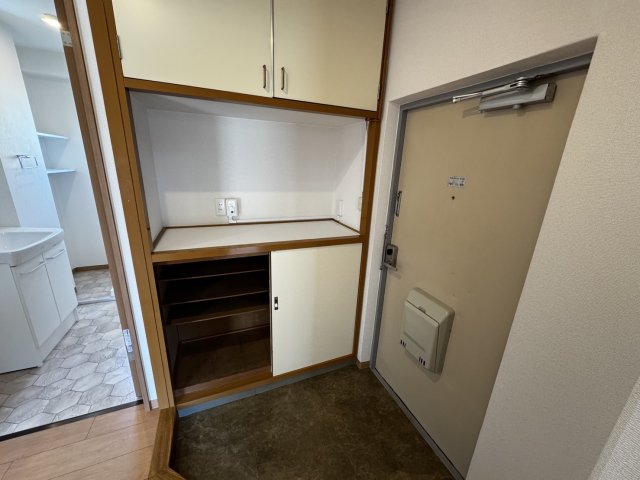 玄関　写真は別号室です