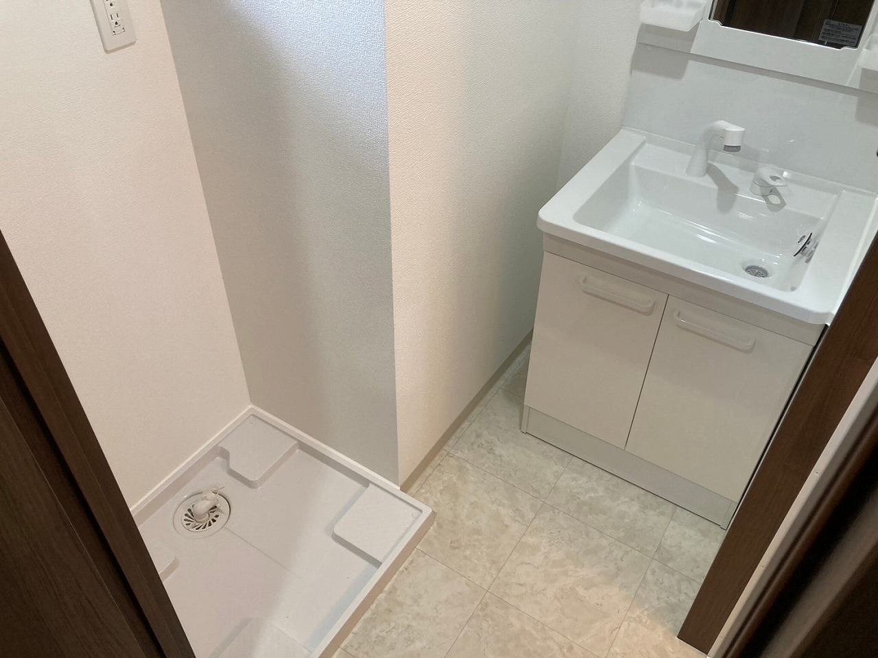 洗面設備　写真は同じ間取りの他部屋の物になります。