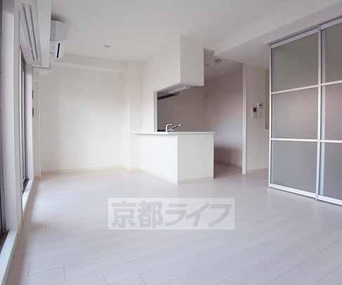 プレサンス京大前の居間写真