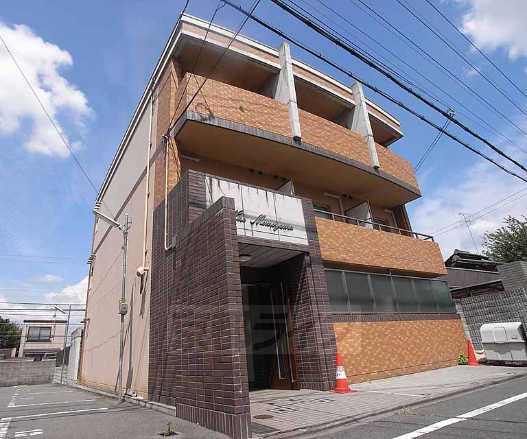 建物外観　オレンジの外観が可愛らしい物件です。