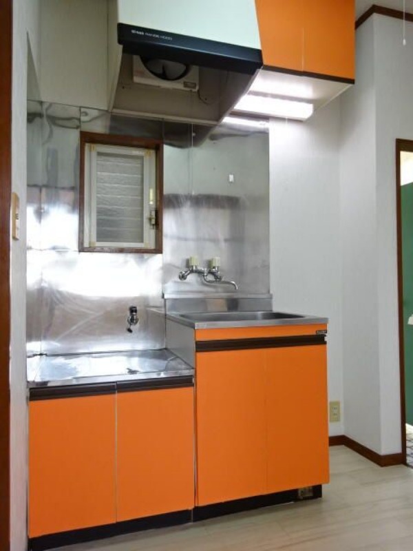 相鉄本線 相模大塚駅 徒歩3分 2階建 築37年のキッチン写真