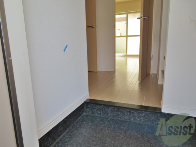 玄関　玄関からは、すぐにお部屋が見えないので安心ですね。