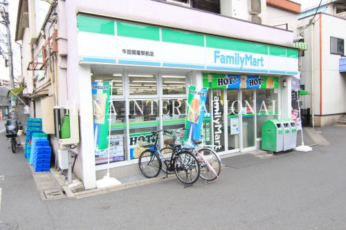 コンビニ　ファミリーマート牛田関屋駅前店（コンビニ）まで726m