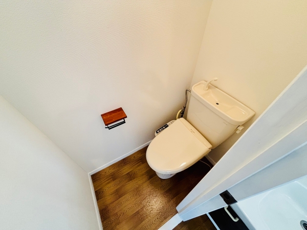 トイレ　温水シャワー付きトイレでいつでも快適です。