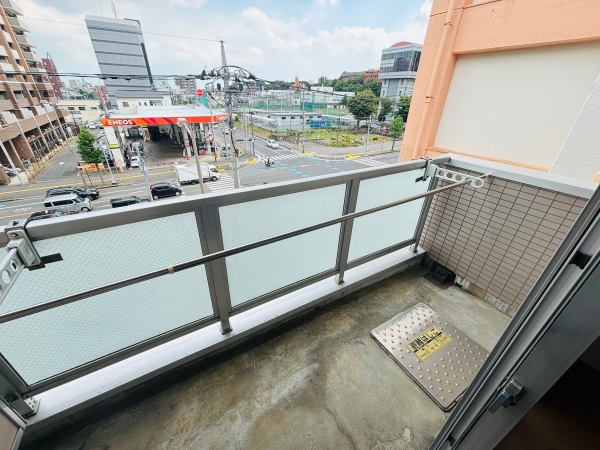 バルコニー　マンションはバルコニーが広いの特徴です。洗濯物干し◎