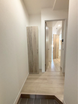 玄関　※同物件他部屋の参考写真です。
