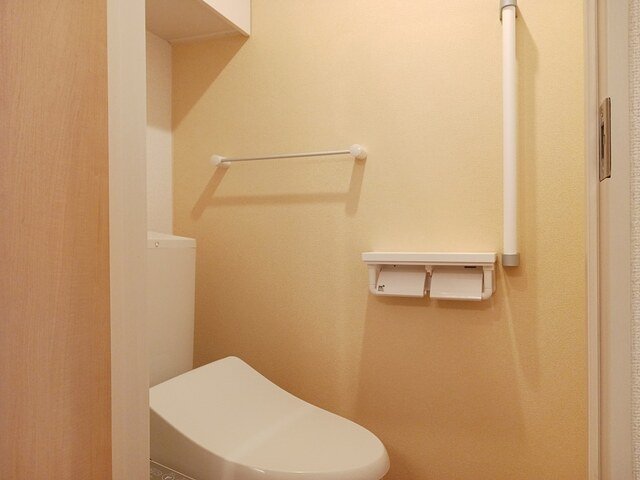 トイレ　落ち着いた色調のトイレです