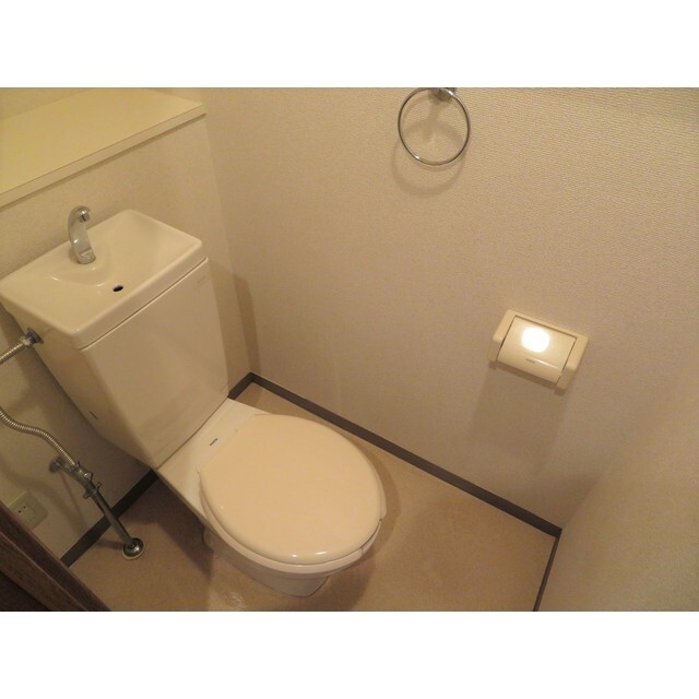 トイレ　落ち着いた色調のトイレです