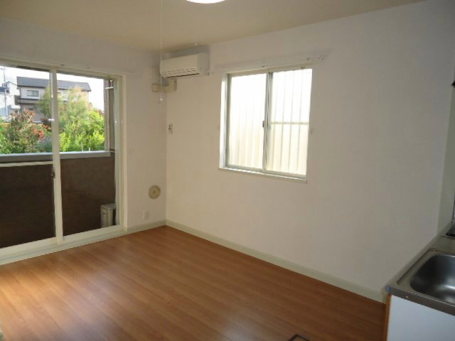 居室・リビング　8帖のダイニングキッチンです☆日当たり良好です。