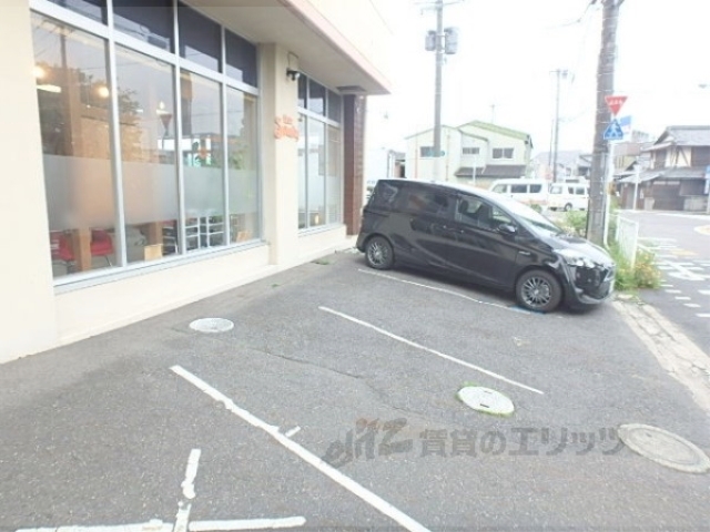 【栗東市上鈎のマンションの駐車場】