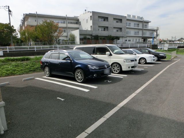 【千葉市中央区南生実町のアパートの駐車場】